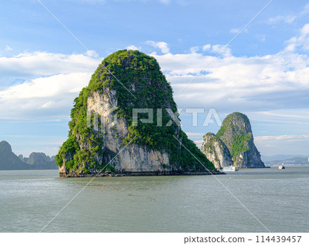 Vietnam Halong Bay 114439457