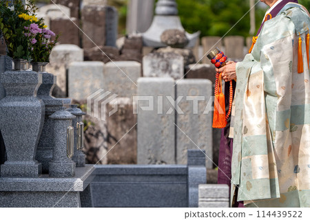A monk recites in front of the Perpetual Memorial Cemetery 114439522