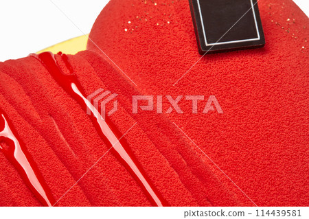 Velvety red heart-shaped cake with glossy icing and chocolate 114439581