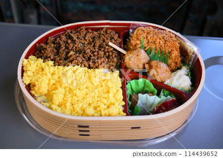 Two-color minced chicken lunch box Two-color minced chicken lunch box 114439652