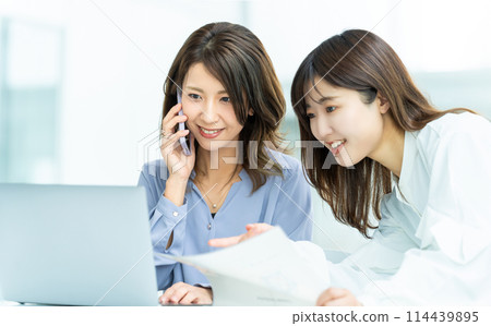 兩位女商人開會 兩位女商人開會 114439895