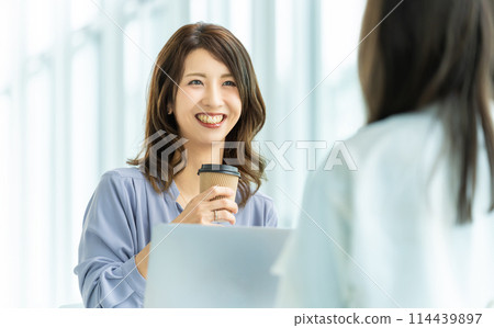 兩位女商人開會 114439897