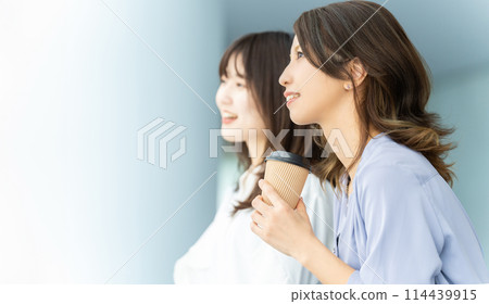 兩位女商人一邊喝飲料一邊休息 114439915