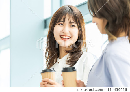 兩位女商人一邊喝飲料一邊休息 兩位女商人一邊喝飲料一邊休息 114439916