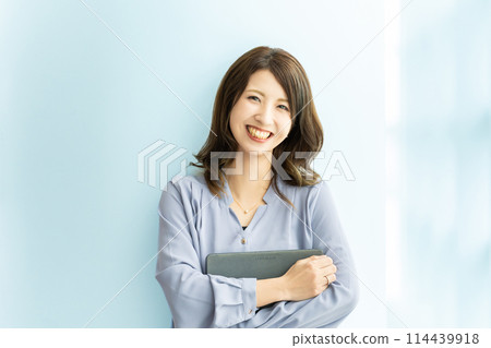 Smile business woman with tablet 114439918