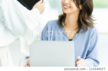 兩位女商人開會 114440077