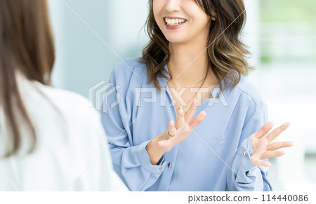 兩位女商人開會 114440086
