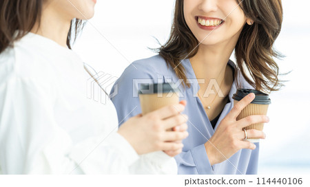 兩位女商人一邊喝飲料一邊休息 兩位女商人一邊喝飲料一邊休息 114440106