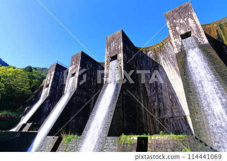 [香川縣] 全國第一座石砌連拱壩－Totoshi Pond Dam（Totoshi Pond Dam）春天杜鵑花盛開 114441069
