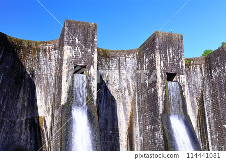 [香川縣] 全國第一座石砌連拱壩－Totoshi Pond Dam（Totoshi Pond Dam）春天杜鵑花盛開 114441081