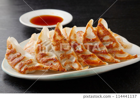 Pan-fried gyoza 114441137