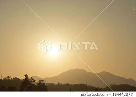 黃沙密布的早晨，陽光灑在知嶽山上，將天空染成金色。 114442277