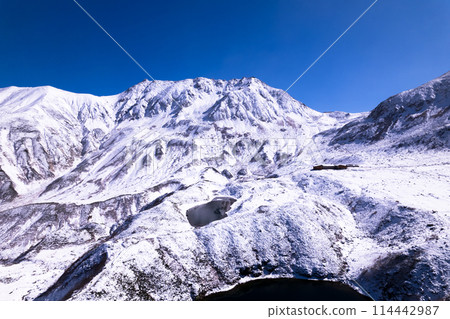 禦庫裡池和立山連峰的雪景 114442987