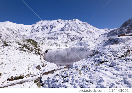 立山連峰和綠池的初冬雪景 114443001