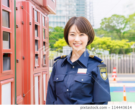 站在街角的女保全_3-插圖素材 [114443614] - PIXTA圖庫