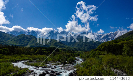 白雪皚皚的北阿爾卑斯山和河流，長野縣白馬村 114443623