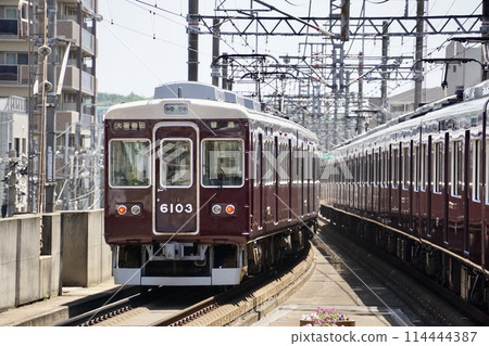 Hankyu trains depart at the same time and run side by side 114444387