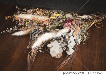 Dried flowers (horizontal placement) Dried flowers (horizontal placement) 114444523