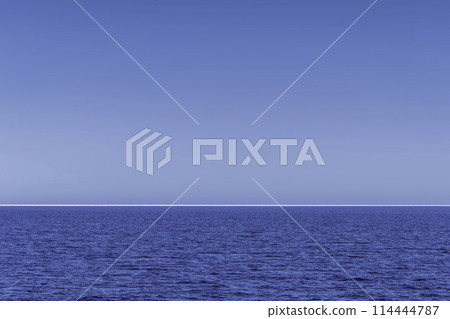 藍色的天空、地平線和藍色的大海 藍色的天空、地平線和藍色的大海 114444787