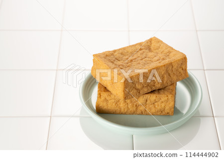What kind of snack should I make with the fried tofu I have in the kitchen today? 114444902