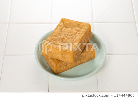 What kind of snack should I make with the fried tofu I have in the kitchen today? What kind of snack should I make with the fried tofu I have in the kitchen today? 114444905