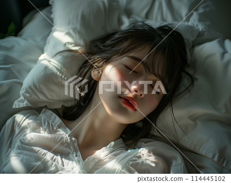 早上在床上睡得很香甜的年輕女人 114445102