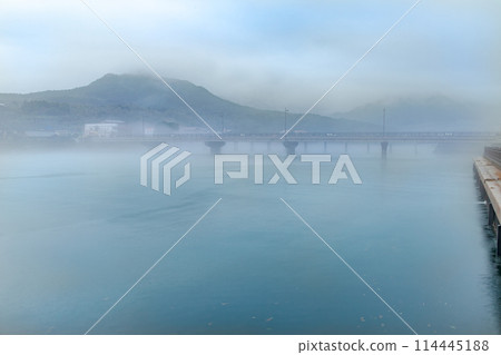 霧氣瀰漫的河流與神明居住的宮之浦川，近海阿爾卑斯的屋久島（冬季） 114445188