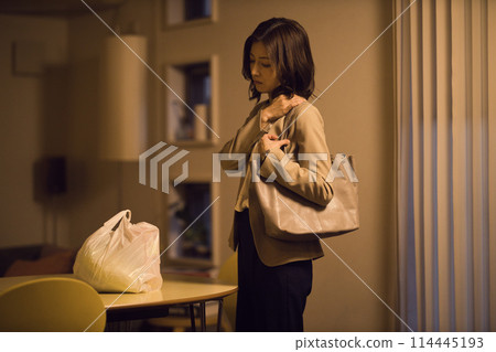 一個女商人回家後把食材放在桌上的夜間例行公事 114445193