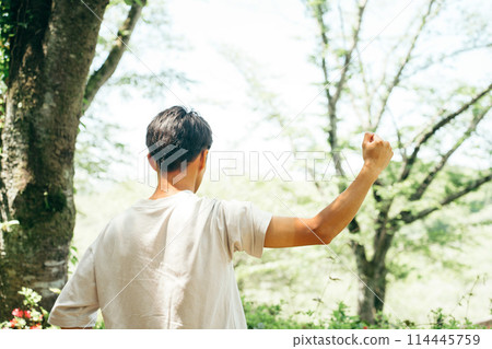一名短袖燒傷男子的手臂正在打拳 一名短袖燒傷男子的手臂正在打拳 114445759
