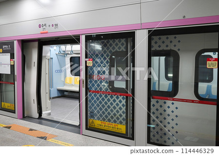 Korea GTX-A Line, boarding gate at Suseo Station platform 114446329