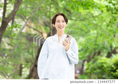 一個女人聽音樂 114447577