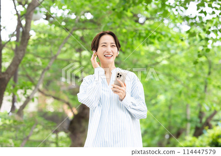 一個女人聽音樂 114447579