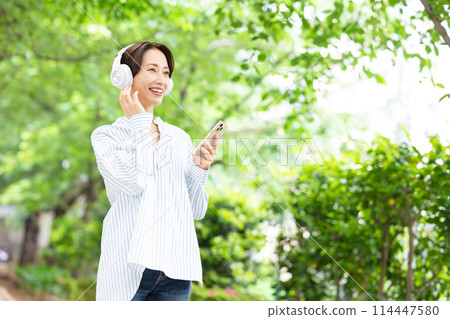 一個女人聽音樂 一個女人聽音樂 114447580