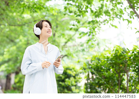 一個女人聽音樂 一個女人聽音樂 114447583