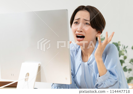 在電腦前的疲倦的女人 在電腦前的疲倦的女人 114447718