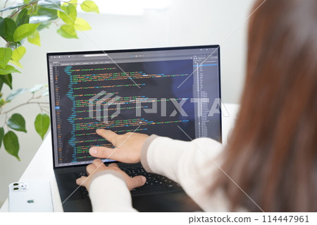 一位女士在創建網站時發現了一個錯誤 114447961