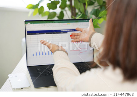 員工修正電子表格中的錯誤 員工修正電子表格中的錯誤 114447968