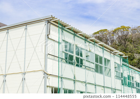 Blue sky and prefabricated school building Blue sky and prefabricated school building 114448555