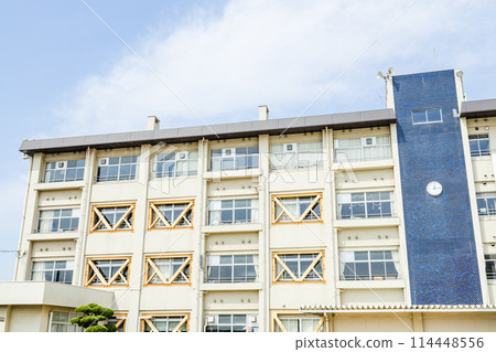 藍天和學校大廈 114448556