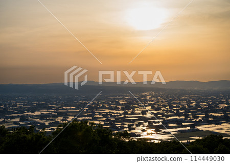 A beautiful sunset view of the sun reflecting off a flooded rice field | Taken from Sankyomura Observation Plaza | Tonami City, Toyama Prefecture A beautiful sunset view of the sun reflecting off a flooded rice field | Taken from Sankyomura Observation Plaza | Tonami City, Toyama Prefecture 114449030