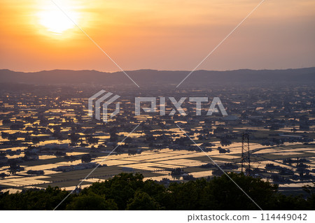 A beautiful sunset view of the sun reflecting off a flooded rice field | Taken from Sankyomura Observation Plaza | Tonami City, Toyama Prefecture A beautiful sunset view of the sun reflecting off a flooded rice field | Taken from Sankyomura Observation Plaza | Tonami City, Toyama Prefecture 114449042