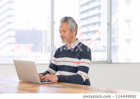 高級男性個人電腦 114449992