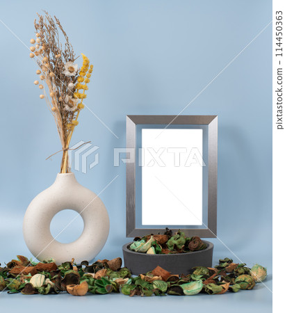 白色鋁相框與乾燥花(花瓶)的搭配 白色鋁相框與乾燥花(花瓶)的搭配 114450363