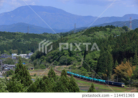 EF64 freight train running on the Chuo Line with Mt. Ena in the background, in fresh greenery 114451365