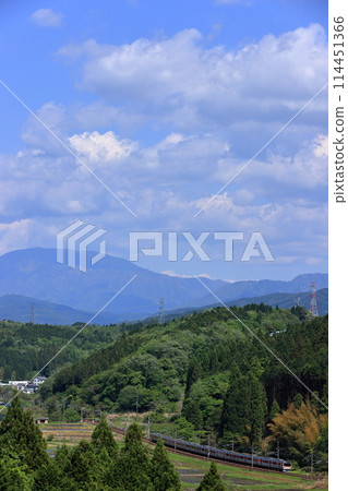 以惠那山為背景,在鮮綠的中央本線行駛的315系列普通列車 以惠那山為背景,在鮮綠的中央本線行駛的315系列普通列車 114451366