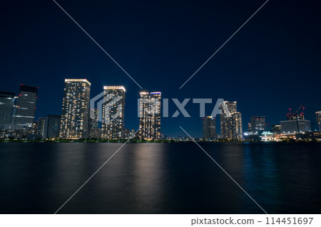 高層公寓大樓夜景 高層公寓大樓夜景 114451697