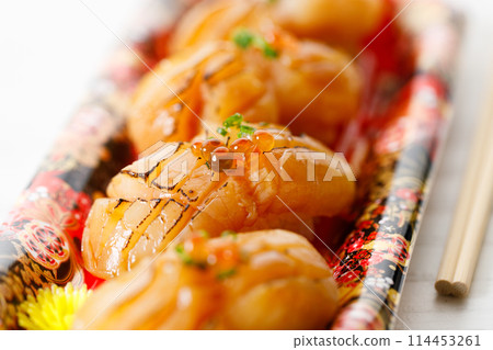 Scallop hotate sushi, closeup. 114453261