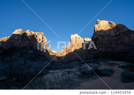 沐浴在清晨陽光下的錫安谷 114453456