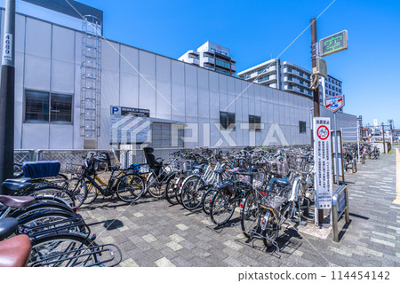 俯瞰湘南台站東口第一自行車停車場的日本藤澤市景 114454142