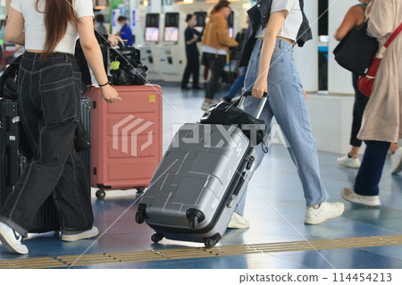 拉著行李箱的旅客 羽田機場出發大廳旅客 拉著行李箱的旅客 羽田機場出發大廳旅客 114454213